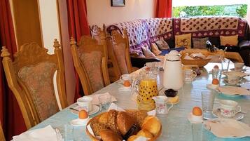 Petit déjeuner continental (10 EUR par personne)