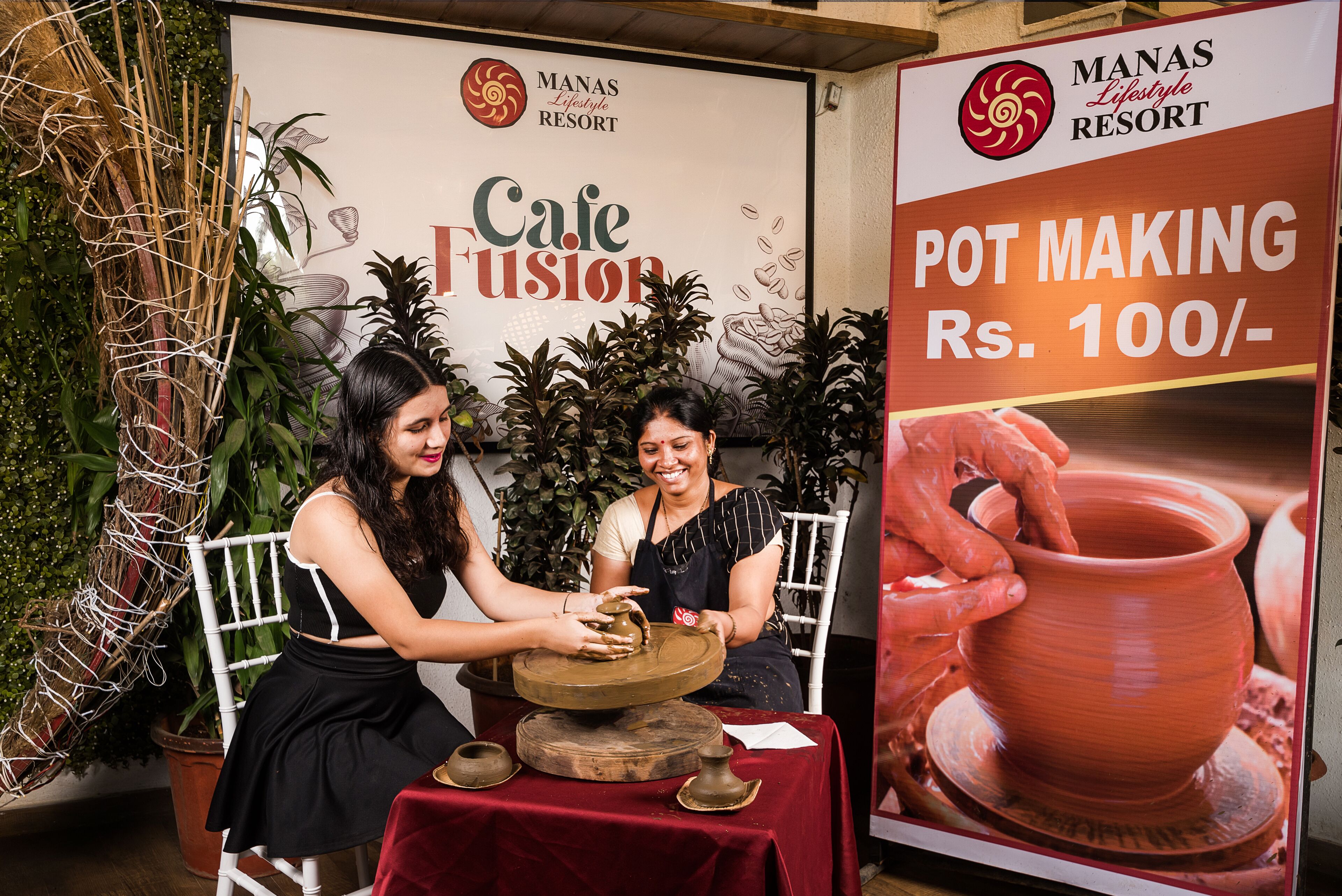 Atelier de fabrication de pots au Manas Lifestyle Resort, au Café Fusion, au prix de 100 roupies par séance.