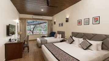 Minibar, coffres-forts dans les chambres, bureau, chambres insonorisées