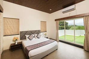 Minibar, in-room safe, desk, soundproofing - Manas Lifestyle Resort Igatpuri (Igatpuri)