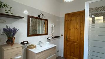 Douche, articles de toilette gratuits, sèche-cheveux, bidet