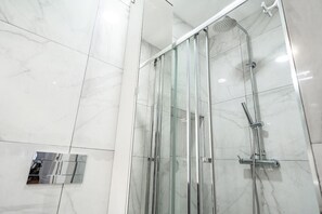 Douche, séchoir à cheveux, serviettes fournies, shampooing
