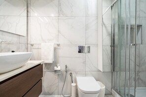Shower, hair dryer, towels, shampoo