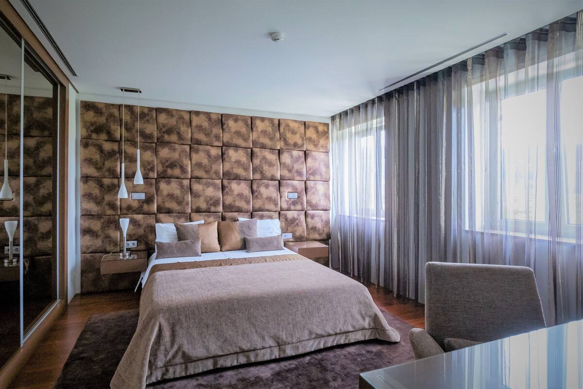 Executive Double Room, Non Smoking, Garden View | Minibar, desk, laptop workspace, blackout drapes
