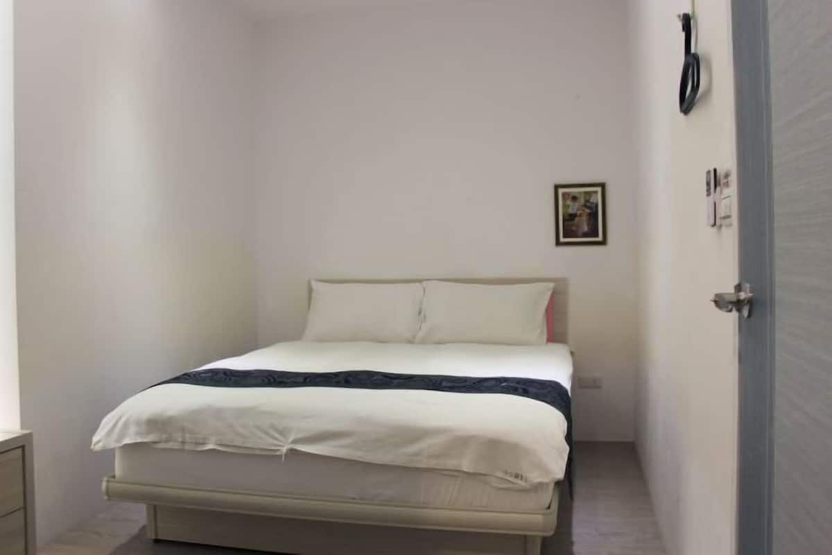 Desk, blackout curtains, soundproofing, free WiFi