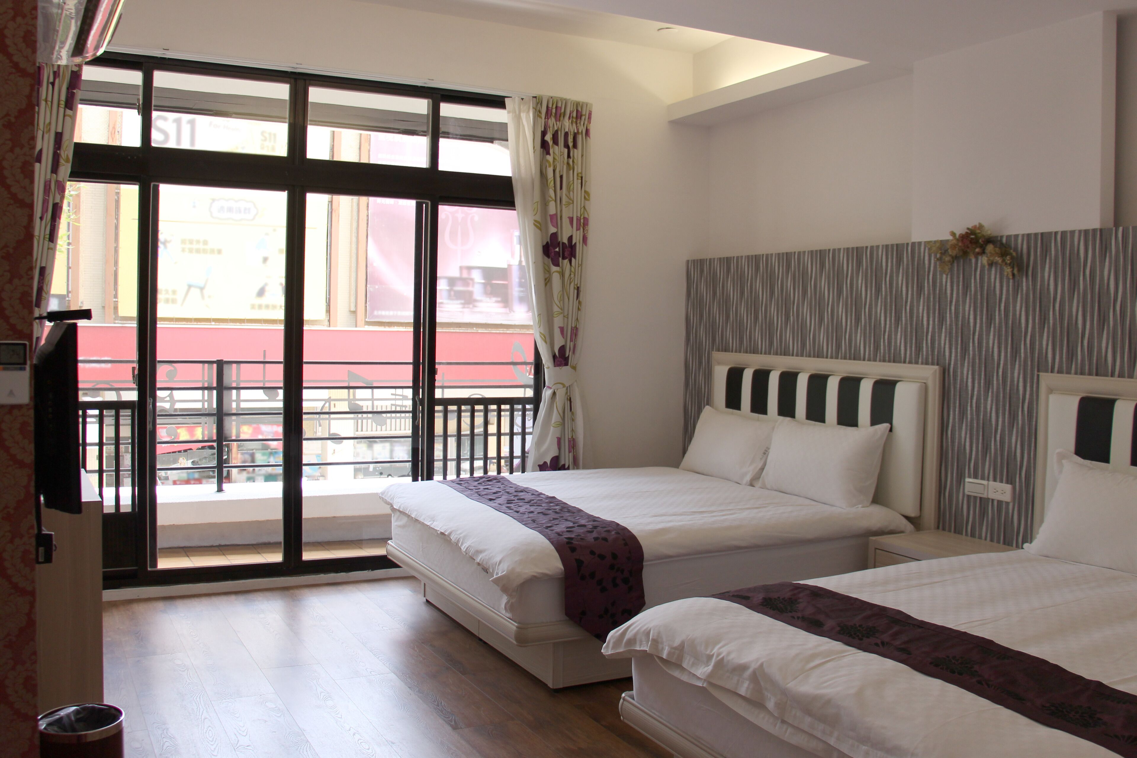 Habitación Prestigio con 1 cama matrimonial o 2 individuales | Escritorio, cortinas blackout, insonorización y wifi gratis 