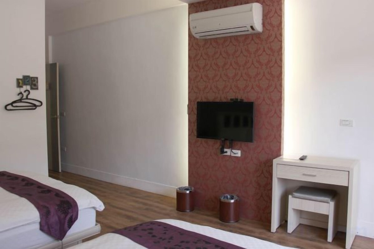 Schreibtisch, Verdunkelungsvorhänge, schallisolierte Zimmer