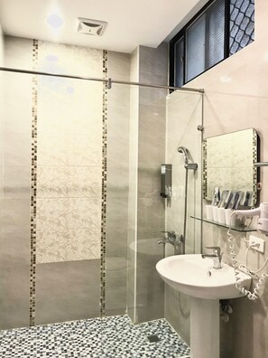 Quarto casal ou duplo básico | Escrivaninha, cortinas blackout, quartos à prova de som