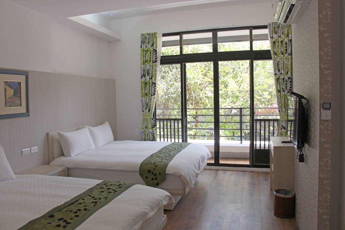 Signature Double or Twin Room | Desk, blackout drapes, soundproofing, WiFi (free)