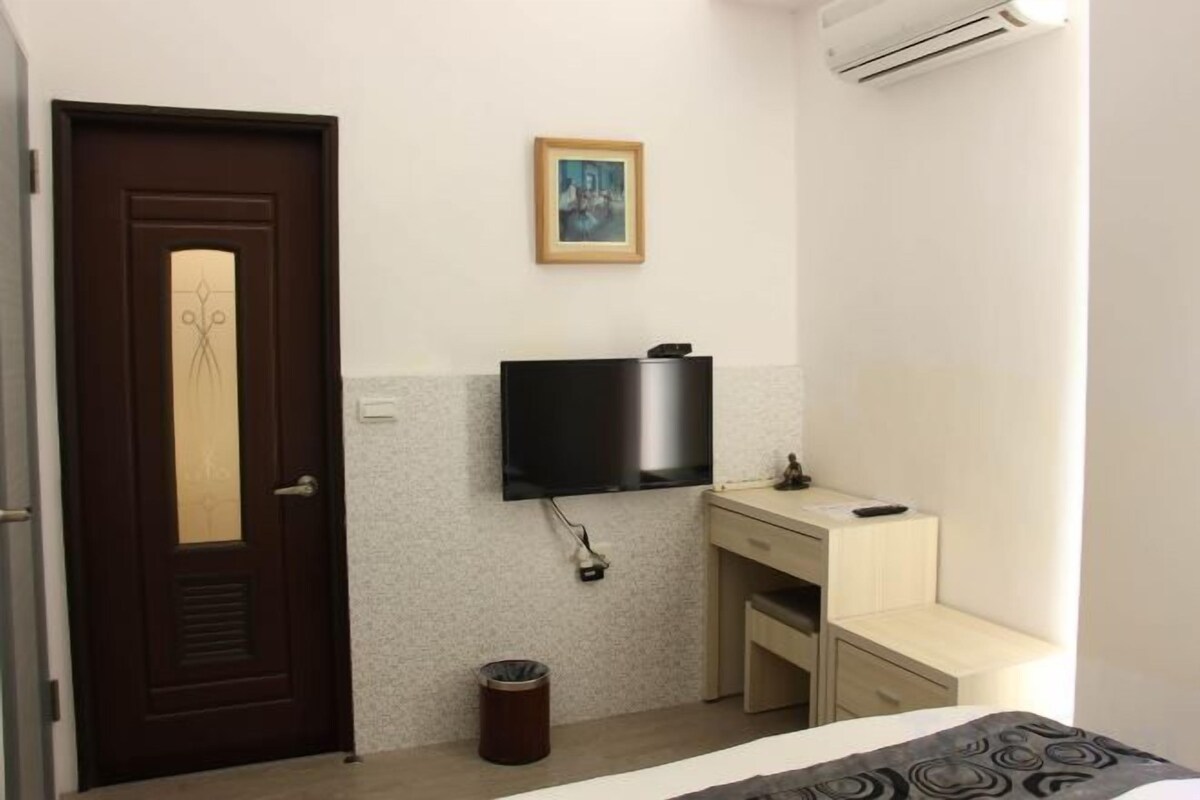 Desk, blackout curtains, soundproofing, free WiFi