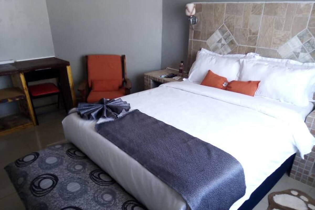 Habitación doble | Escritorio, tabla de planchar con plancha, camas extra y wifi gratis