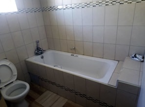 Regadera, amenidades de baño gratuitas, toallas, jabón