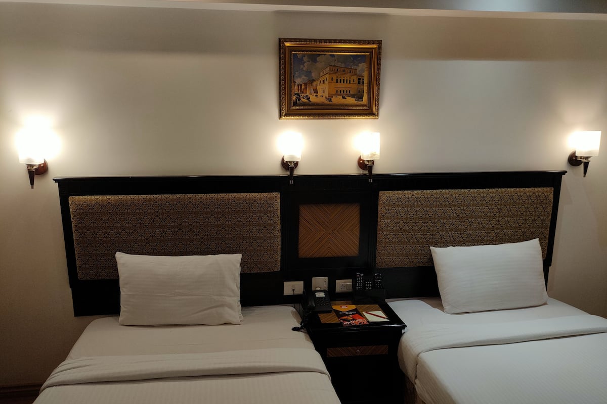 Business Room | 1 bedroom, premium bedding, down comforters, in-room safe
