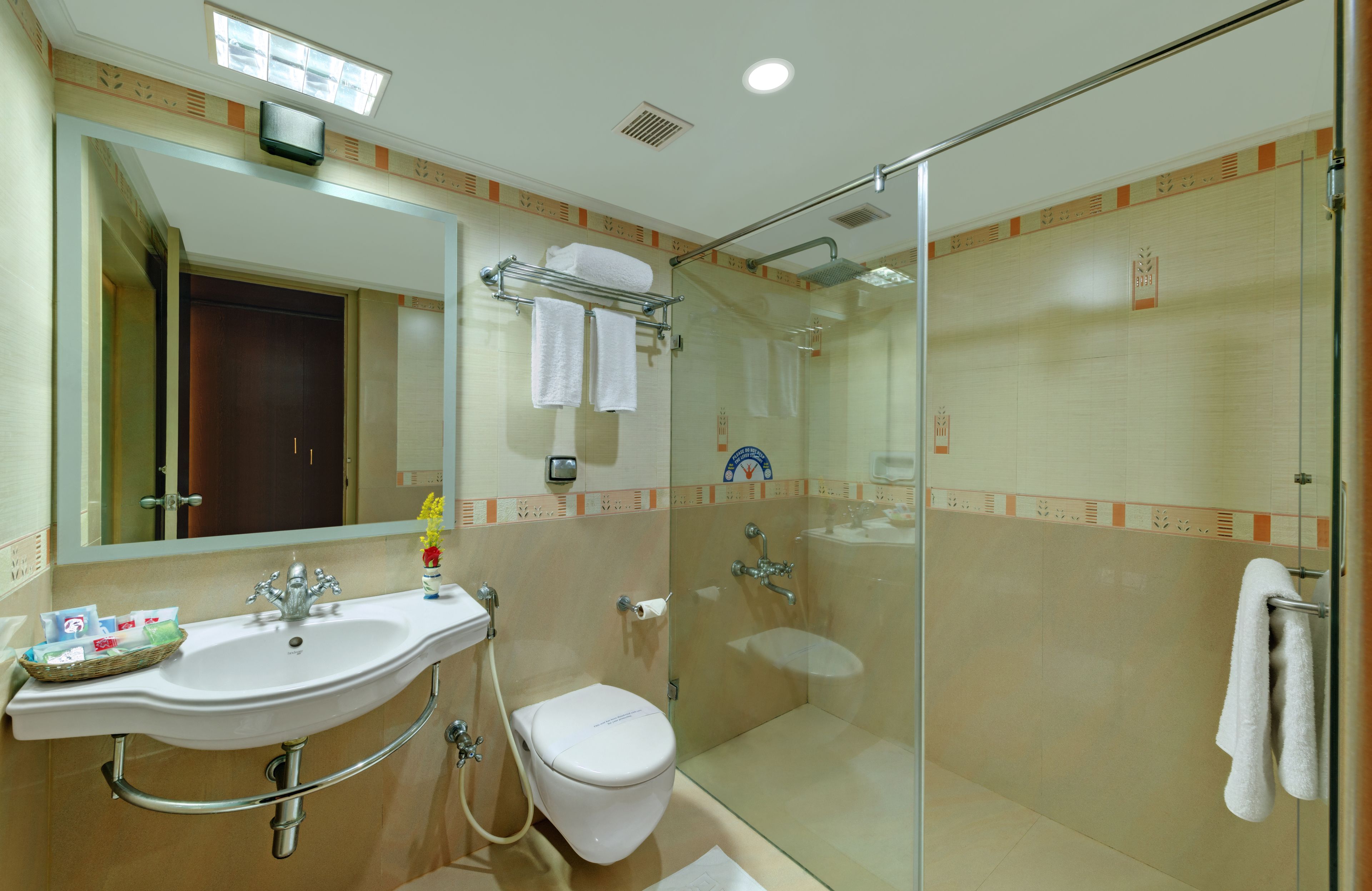 shower, rainfall showerhead, free toiletries, towels