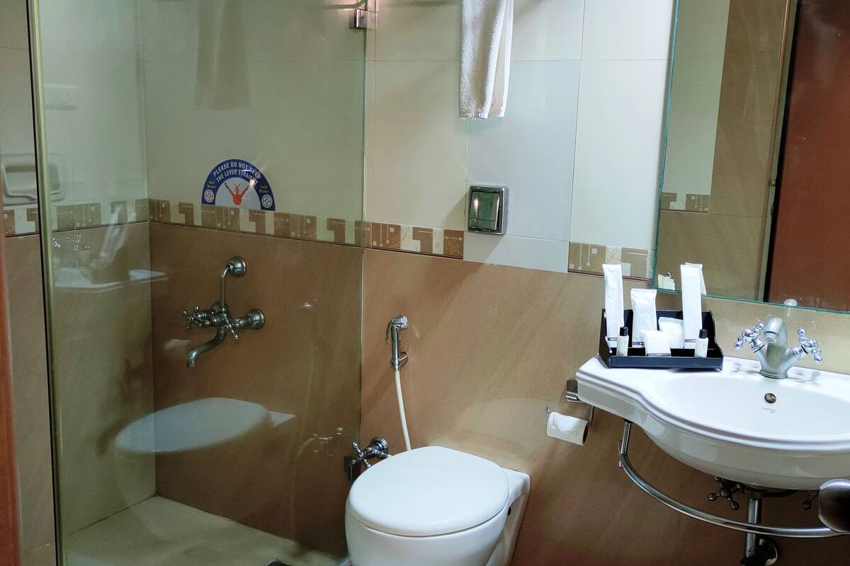 royal suite | bathroom | shower, rainfall showerhead, free toiletries, towels