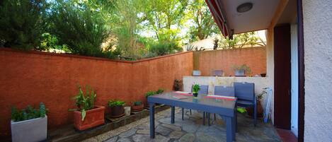 تناول الطعام بالخارج