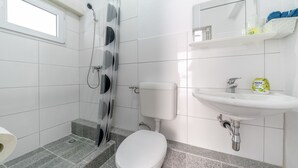 Estudio | Baño | Ducha y toallas