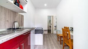 Estudio | Cocina privada | Frigorífico grande, placa de cocina y utensilios de cocina