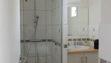 Double Room | Bathroom | Shower, rainfall showerhead, hair dryer, towels