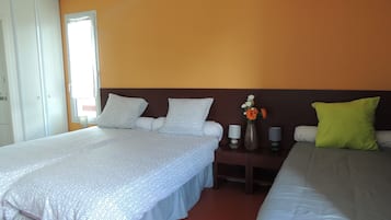 Escritorio y espacio para trabajar con laptop