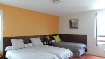 Habitación doble | Escritorio y espacio para trabajar con laptop