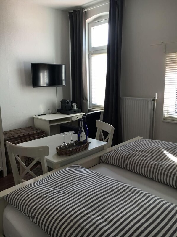 مكتب وواي فاي مجانًا وملاءات أسرّة