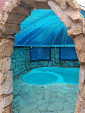 Una piscina techada, una piscina al aire libre