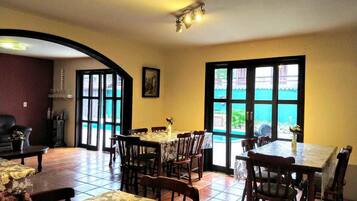 Café da manhã com buffet grátis todos os dias