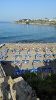Spiaggia privata, sabbia bianca, lettini da mare, ombrelloni