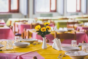 Café da manhã com buffet grátis todos os dias