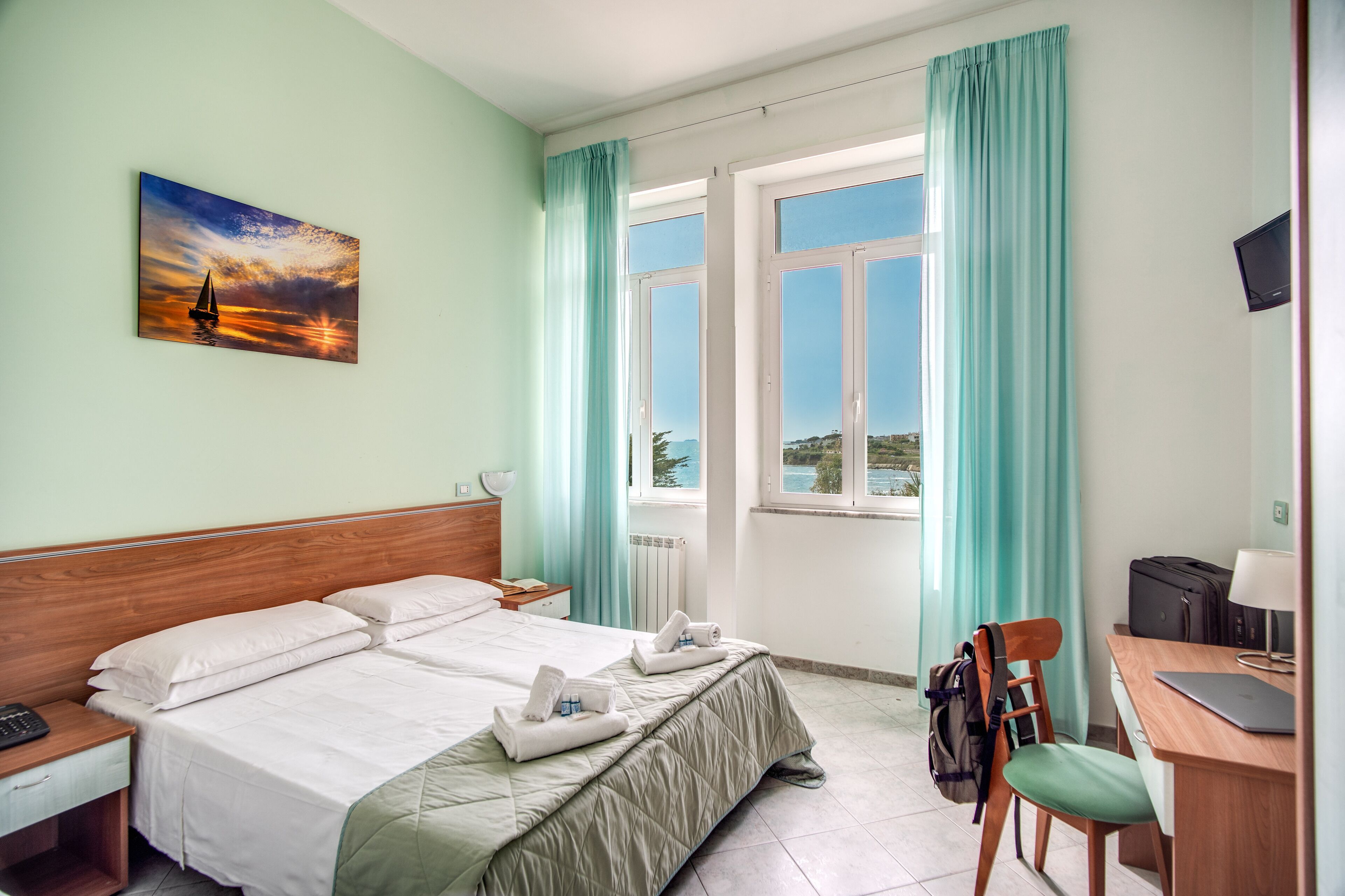 Camera Standard con letto matrimoniale o 2 letti singoli, vista mare | Una cassaforte in camera, ferro/asse da stiro