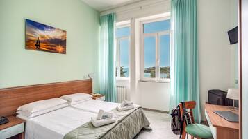 Camera Standard con letto matrimoniale o 2 letti singoli, vista mare | Una cassaforte in camera, ferro/asse da stiro