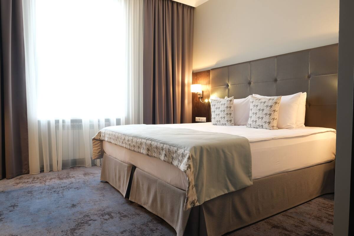1 Schlafzimmer, Zimmersafe, Schreibtisch, schallisolierte Zimmer