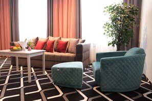 ห้องลักซ์ชัวรี่สวีท | ตู้นิรภัยในห้องพัก, โต๊ะทำงาน, ห้องเก็บเสียง, เตารีด/โต๊ะรีดผ้า