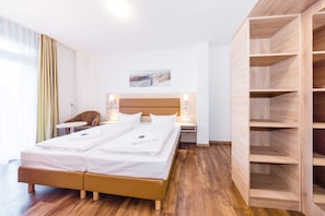 1 habitación, escritorio y espacio para trabajar con laptop 