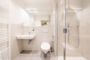 シャワー、バスアメニティ (無料)、ヘアドライヤー、タオル