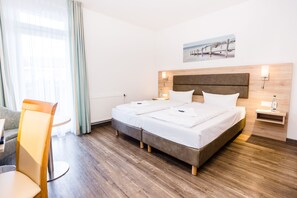 Comfort tweepersoonskamer | 1 slaapkamer, een bureau, een laptopwerkplek, extra bedden
