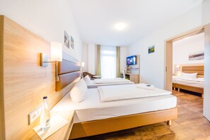 Comfort tweepersoonskamer | 1 slaapkamer, een bureau, een laptopwerkplek, extra bedden
