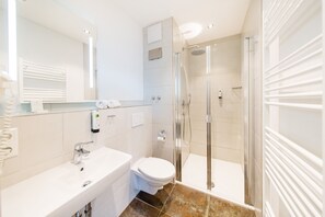 Een douche, gratis toiletartikelen, een haardroger, handdoeken