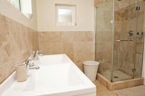 Villa | Bagno | Vasca e doccia separate, asciugacapelli, asciugamani, sapone