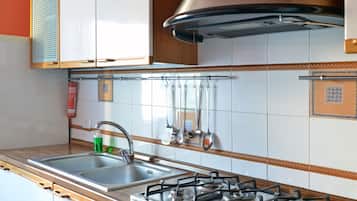 KĂŒhlschrank, Mikrowelle, Ofen, Herdplatte