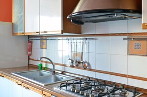 Een koelkast, een magnetron, een oven, een kookplaat