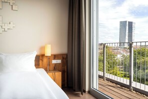 Hypo-allergenic bedding, desk, blackout curtains, iron/ironing board - mainhaus Stadthotel Frankfurt (Frankfurt)