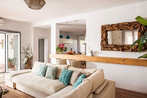 Private Villa On The Beach | Wohnbereich | Flachbildfernseher, DVD-Player