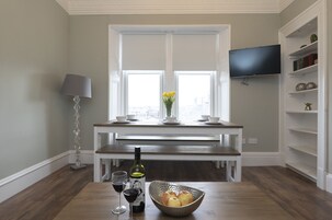 Apartment, 3 Bedrooms (1) | Living room | Flat-screen TV