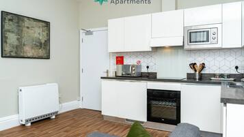 Apartment, 1 Bedroom (2) | Private kitchen | Fridge, microwave, oven, stovetop