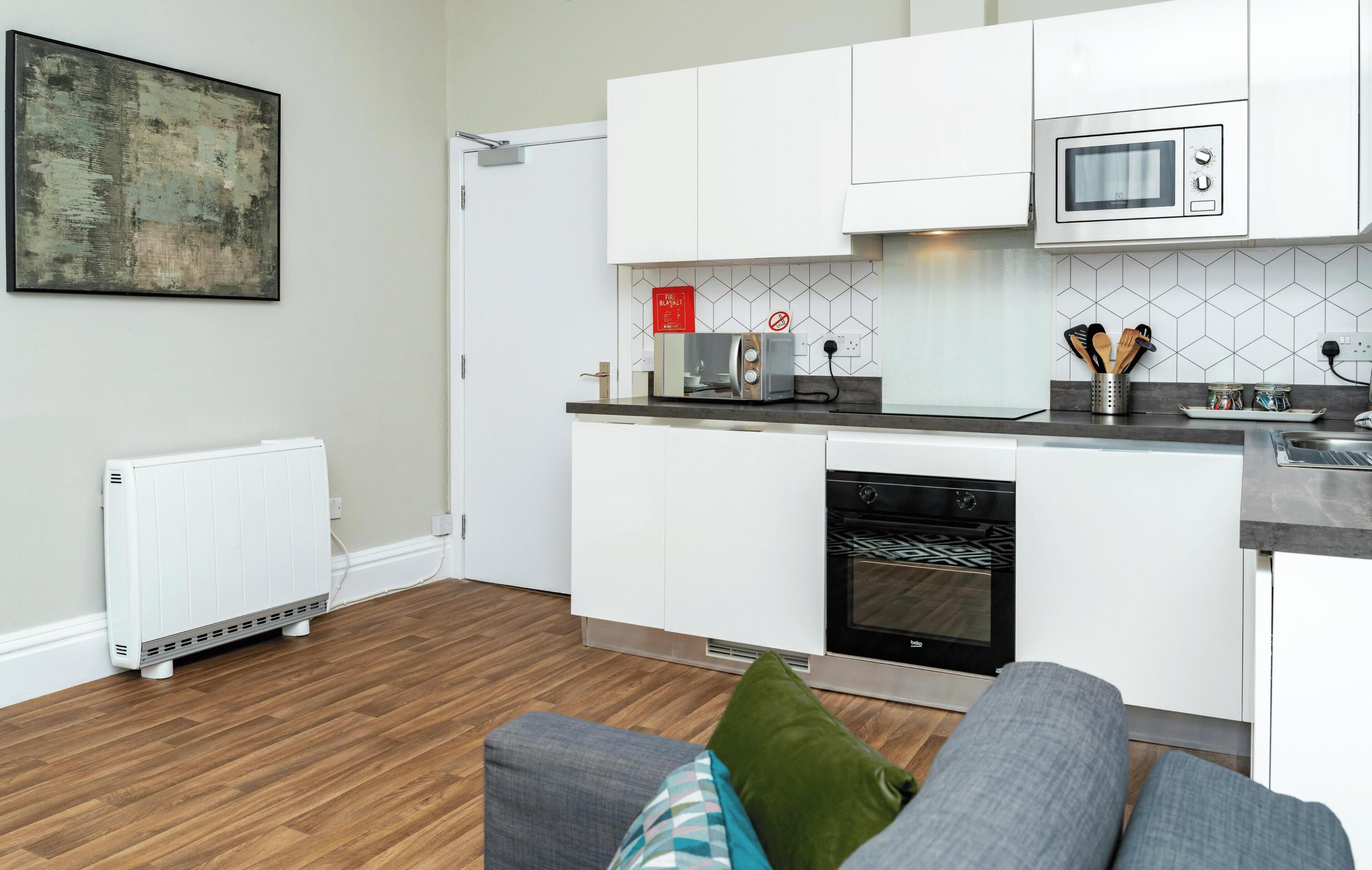 Apartment, 1 Bedroom (2) | Private kitchen | Fridge, microwave, oven, stovetop