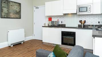 Apartment, 1 Bedroom (2) | Private kitchen | Fridge, microwave, oven, stovetop