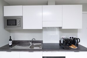 Apartamento, 1 habitación (3) | Cocina privada | Frigorífico, microondas, horno y placa de cocina