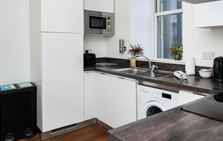 Tabla de planchar con plancha, wifi gratis y ropa de cama 